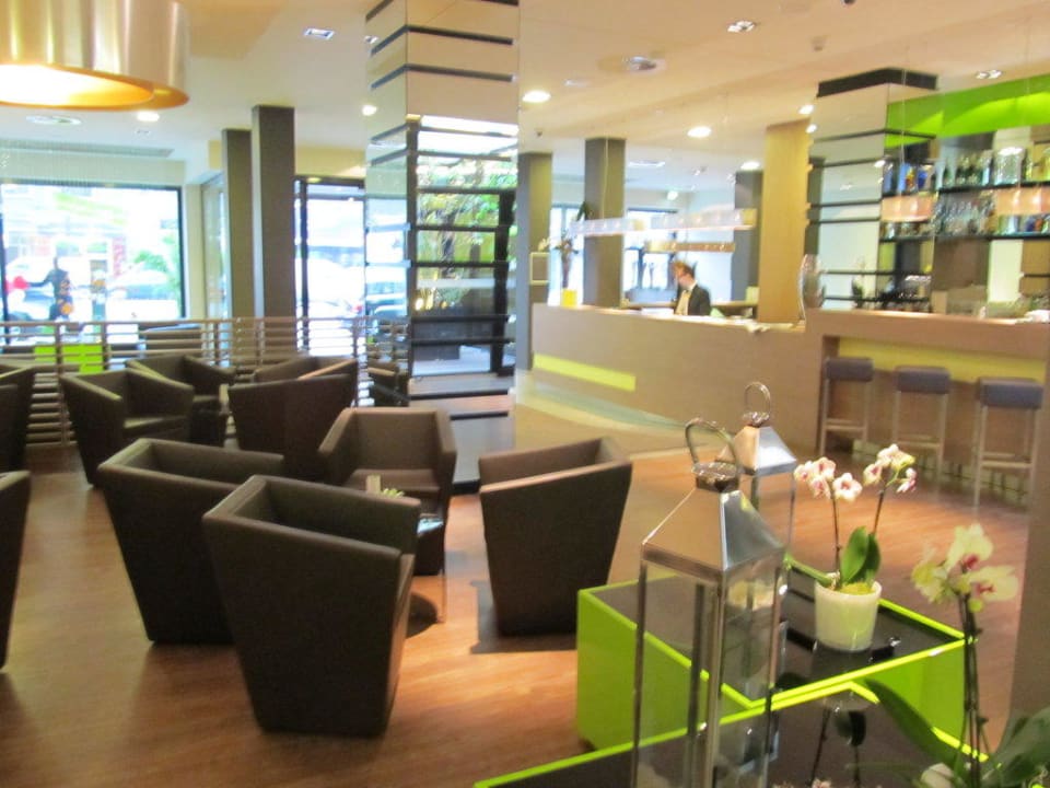 Hotellobby mit Rezeption und Bar Holiday Inn - the niu, Fusion Hamburg St. Georg