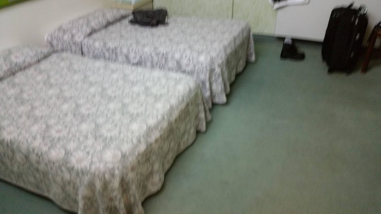 Alte Möbel und verdreckter Teppich Hotel Country Club