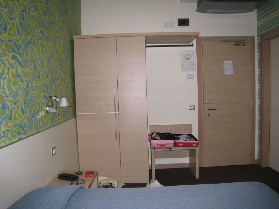 Kleiderschrank und Eigangstür Key Hotel