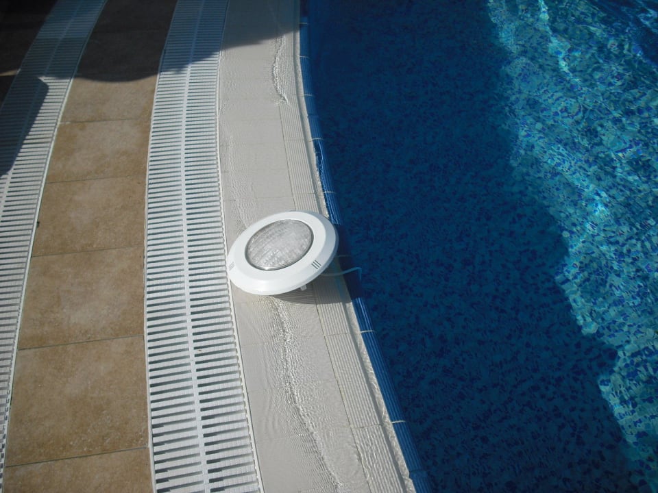 Defekte Lampe. nur am kabel noch befestigt. FUN&SUN Smart Hane Sun Hotel