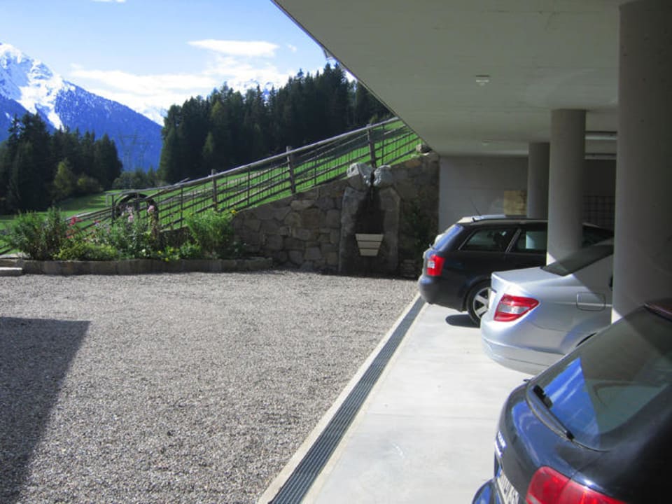 Überdachter Autoabstellplatz Naturoase Schwemmerhof