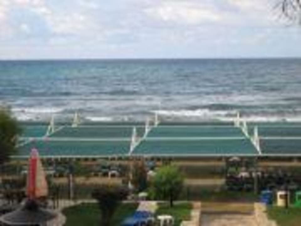 Strand mit Schirmen Melas Resort Hotel