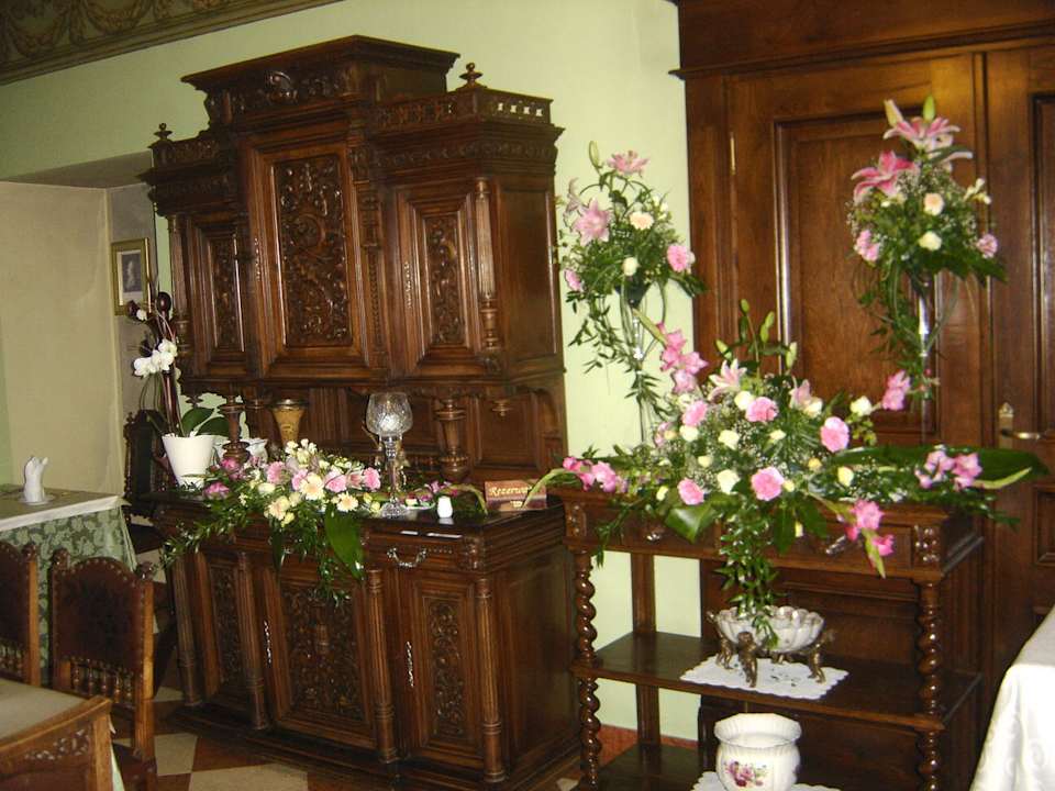 Kredens w kwiatach Hotel Zamek Dubiecko