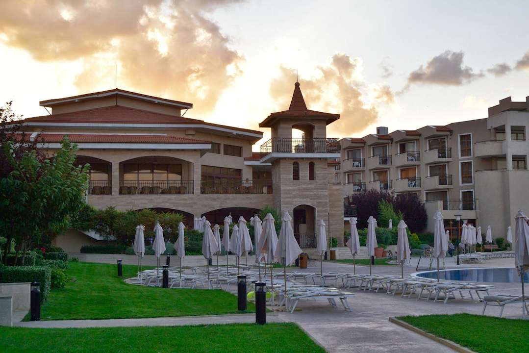Blick auf Poolanlage und Hotel HVD Clubhotel Miramar