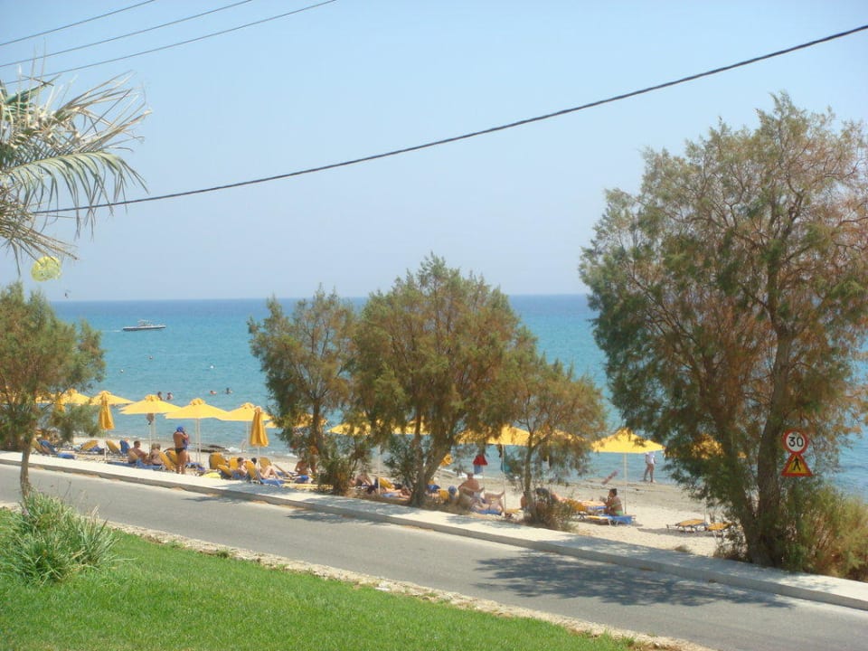 Straße zwischen Strand und Anlage Atlantica Mikri Poli Kos