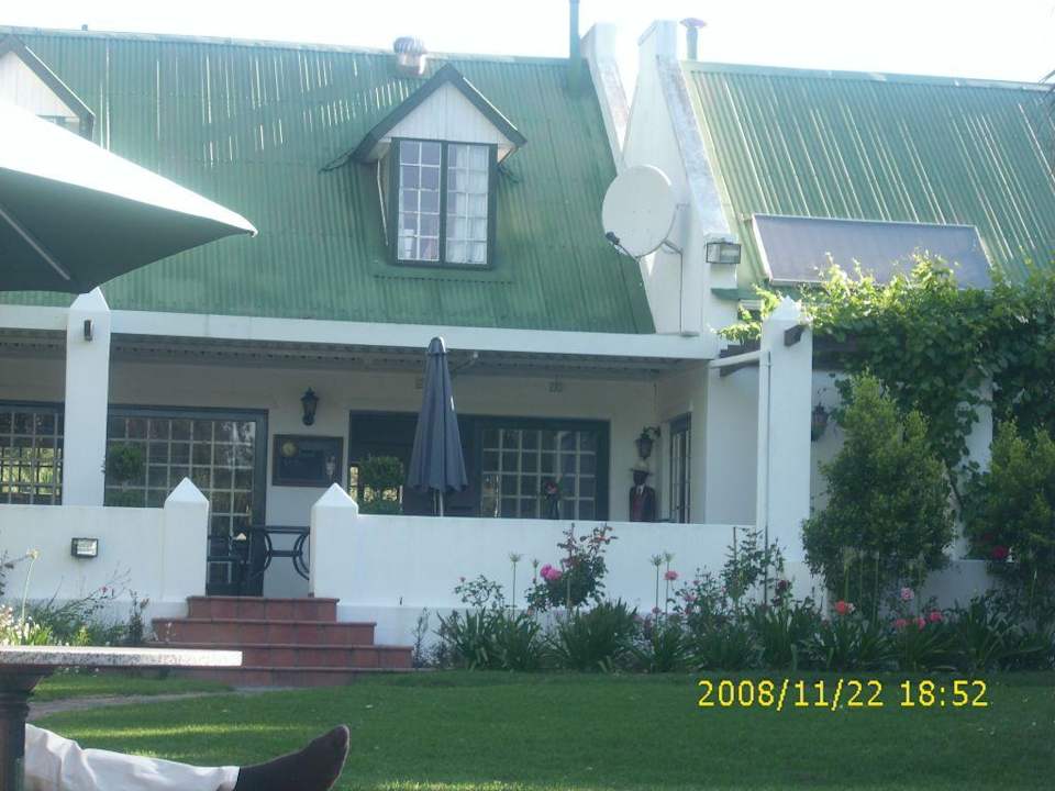 Ansicht des Haupthauses vom Pool Orange-Ville Guesthouse