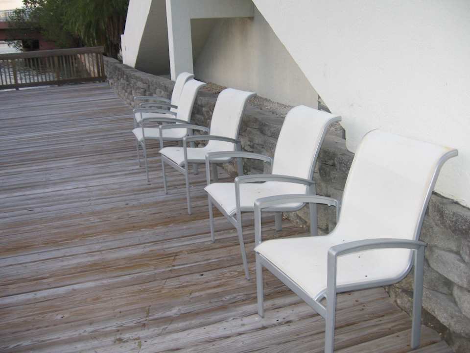 Mobilier défectueux et vieux sur terrasse Casablanca on the Ocean West Tower