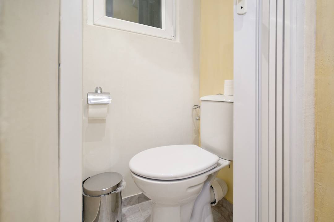 Zimmer Santorini Style in Athens Plaza Luxurys Apartments