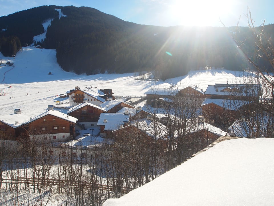 Anlage von der Kirche oberhalb gesehen Post Alpina - Family Mountain Chalets