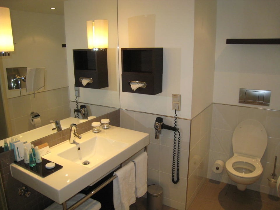 Badezimmer eines Executive-Zimmers Mövenpick Hotel Amsterdam City Centre