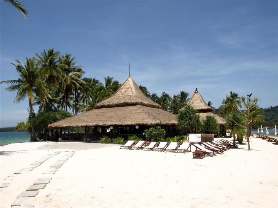 Blick über den Strand zum Restaurant Koh Mook Sivalai Beach Resort