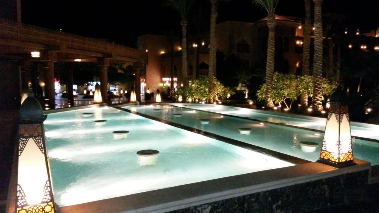Vorplatz Hotel am Abend Makadi Spa - Adults only