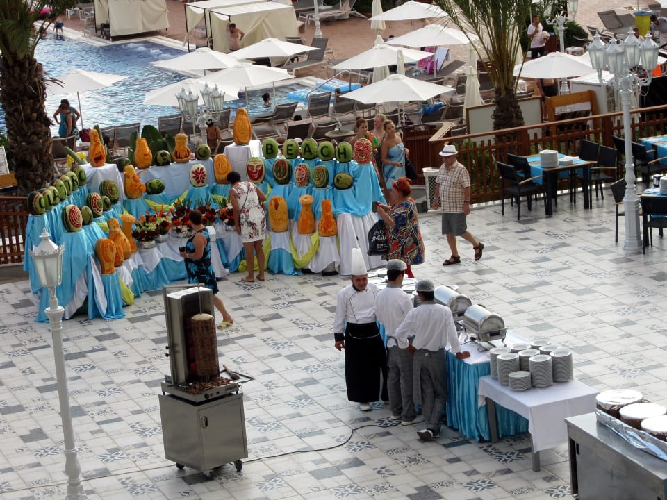 Grillabend im Innenhof Quattro Beach Spa & Resort