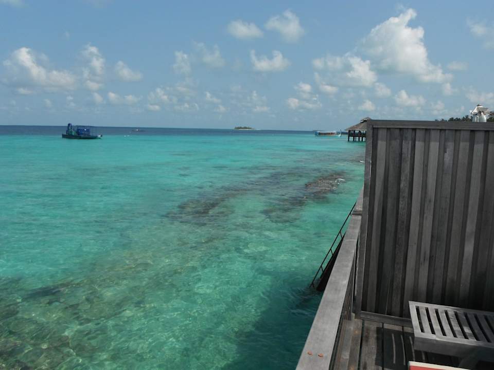 Blick von der Terrasse des Wasserbungi NH Collection Maldives Reethi Resort