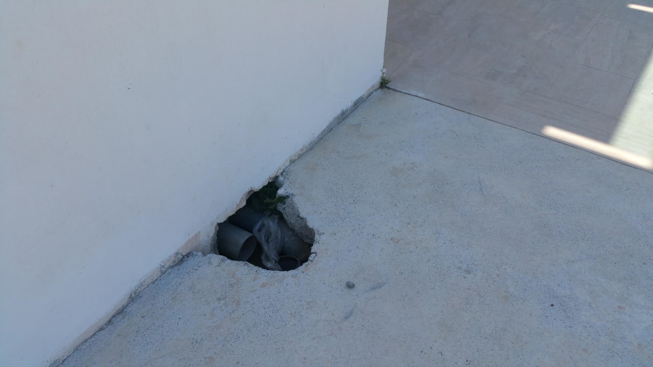 Löcher, neben den Zimmern  Atlantica Plimmiri