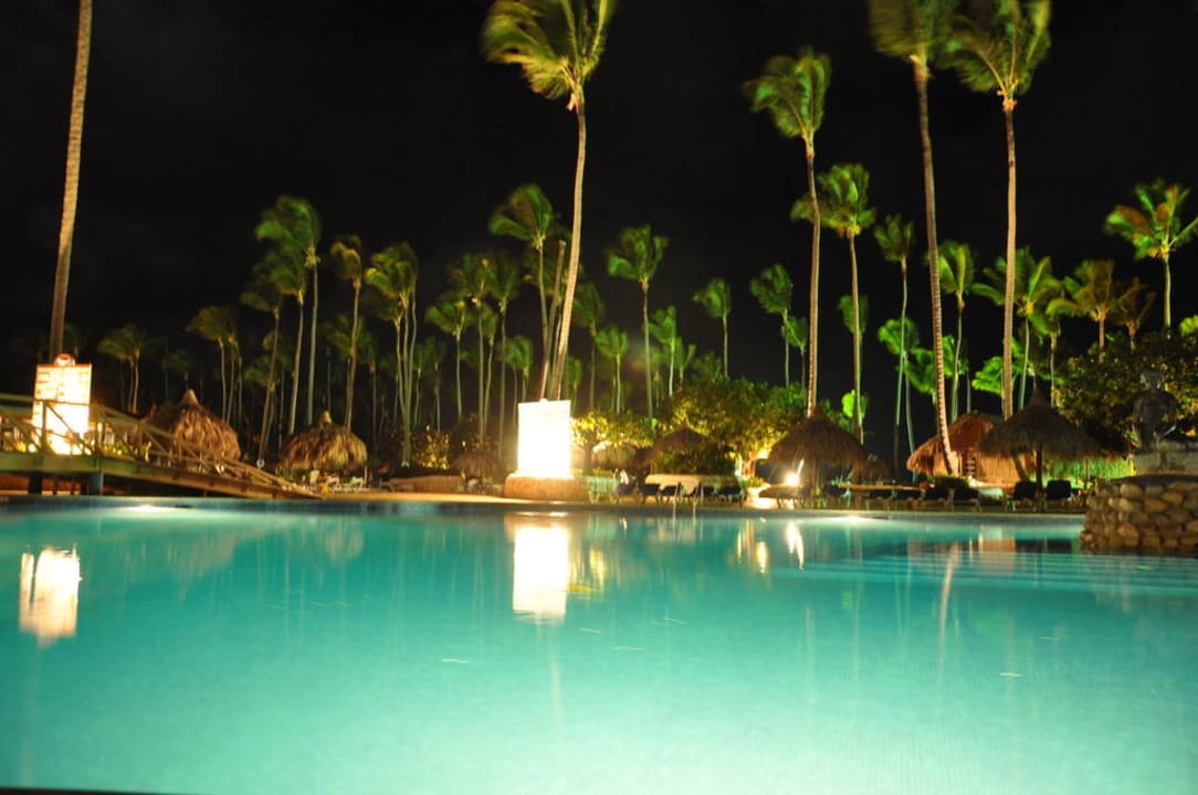 Abends am Pool Grand Sirenis Punta Cana Resort & Aquagames