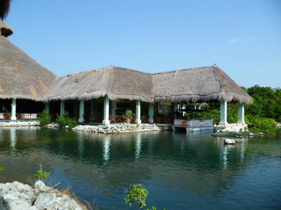 Mit Blick auf den Boots-Anlegeplatz in der Lobby Grand Palladium Select White Sand Resort & Spa