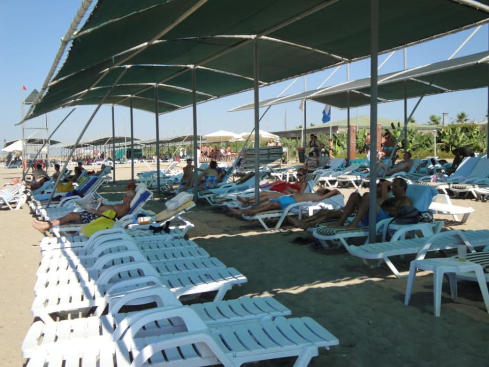 Die Liegen am Strand unter den Sonnedächern Vita Silva Hotel