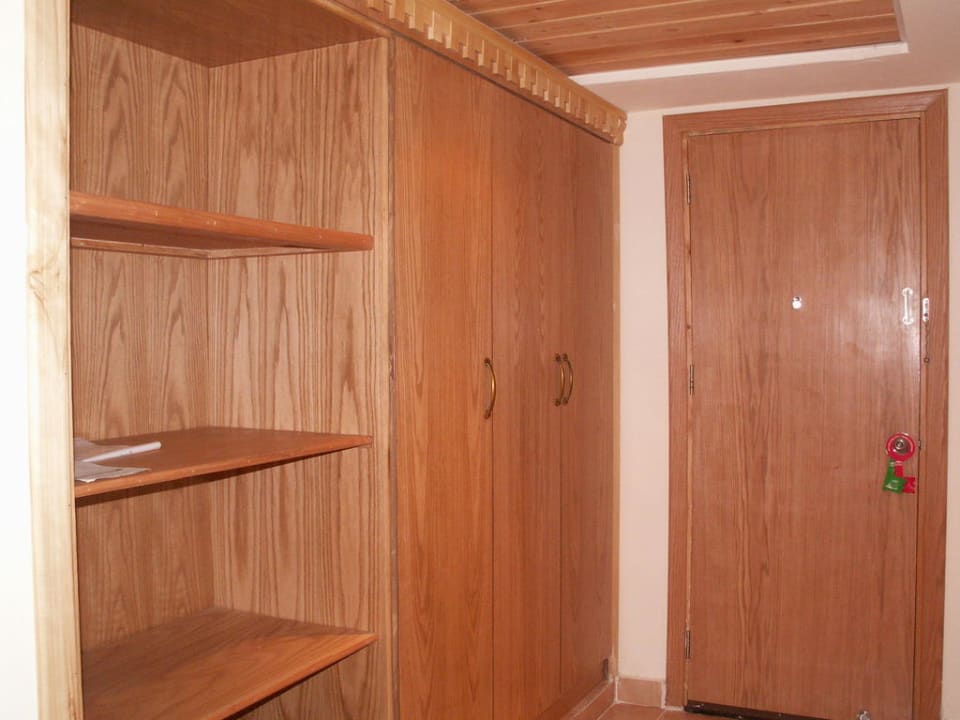 Schrank und Zimmereingang Pickalbatros Alf Leila Wa Leila Resort - Neverland Hurghada