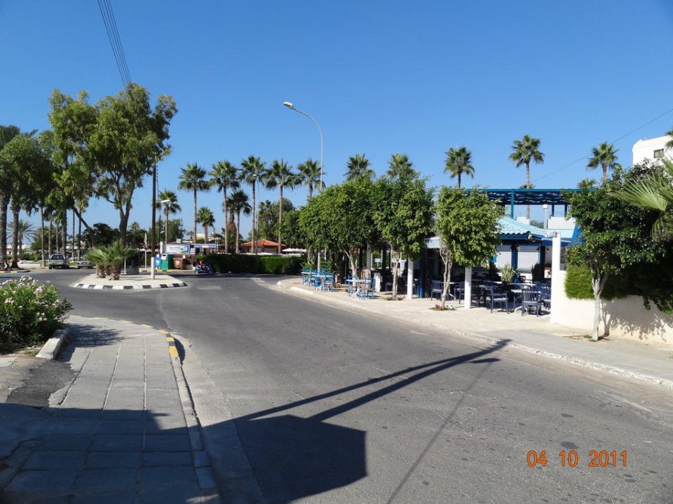 Rechts Hotel und links schon der Strand Anonymous Beach Hotel