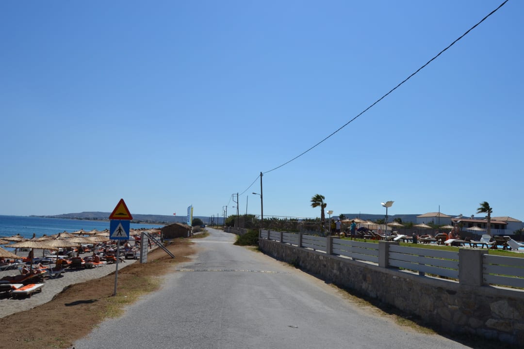 Вот такая дорога отделяет отель от пляжа Akti Palace Resort & Spa