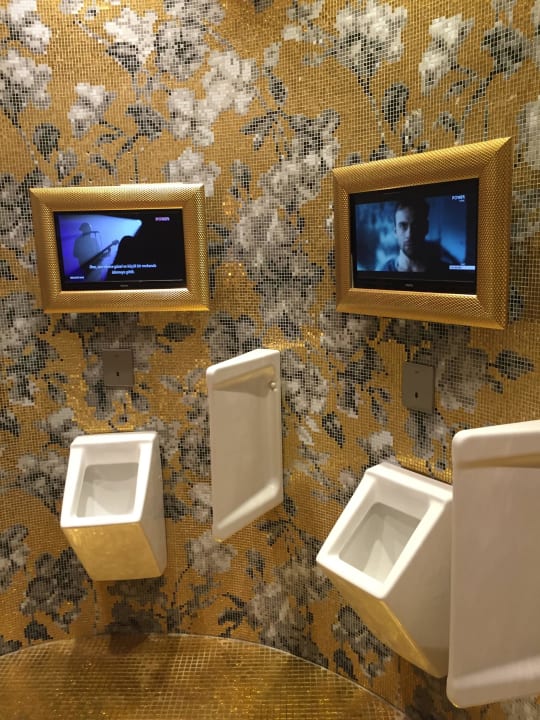 Toiletten in der Lobby Azura Deluxe Resort & Spa Hotel