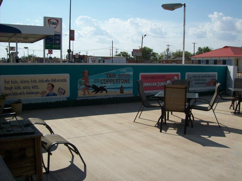 Outdoor Patio & BBQ Area Motel Safari