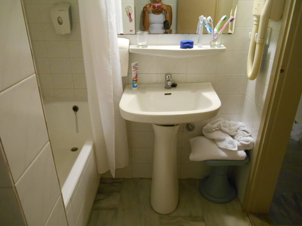 Badewanne und Wachbecken vom WC aus gesehen Santa Marina Beach