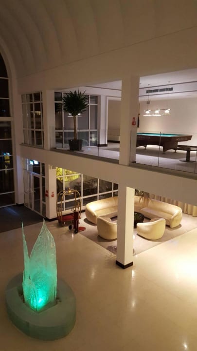 Widok na wejście i część lobby z I p. Grand Lubicz – Uzdrowisko Ustka