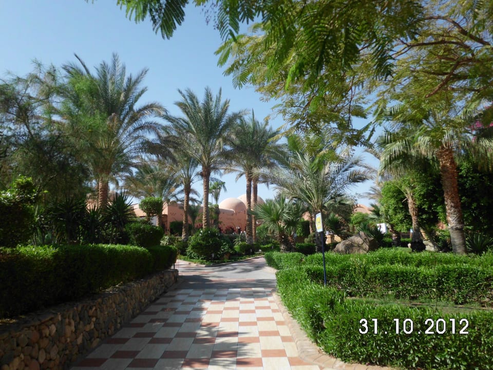Weg vom Pool zum Hauptrestaurant Jaz Makadi Oasis Resort