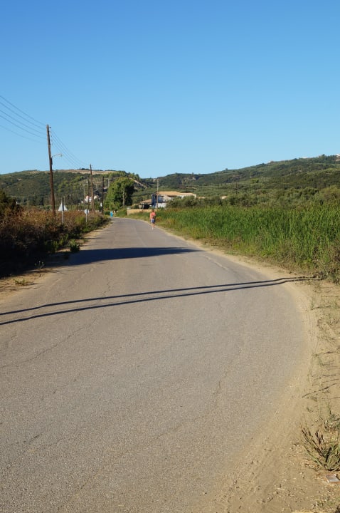 Die Straße vom Strand zum Hotel Olympia Golden Beach Resort & Spa