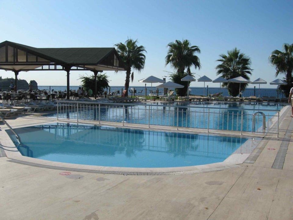 Der Hauptpool beim Früstücksraum Falcon Hotel