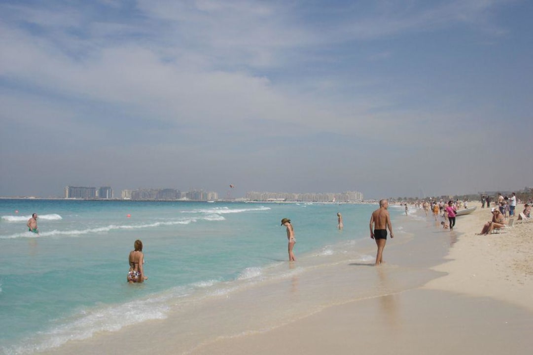 Strand vor dem Hotel mit Blick auf Palm Island Hilton Dubai Jumeirah