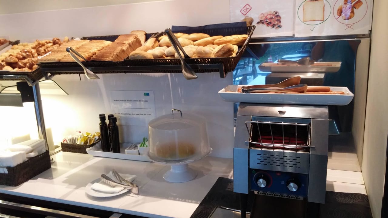 Frühstücksbüfett - Toaster, Backwaren Hotel Holiday Inn Express Barcelona-Sant Cugat