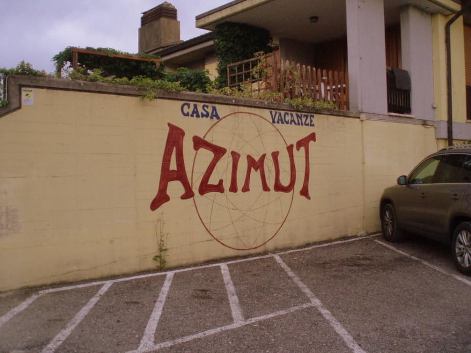 Einfahrt zum Hotel - genügend Parkplätze Casa Vacanze Azimut