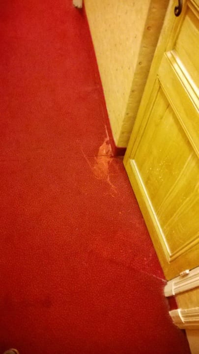 Dreckige Teppiche im Flur Villa la Tour