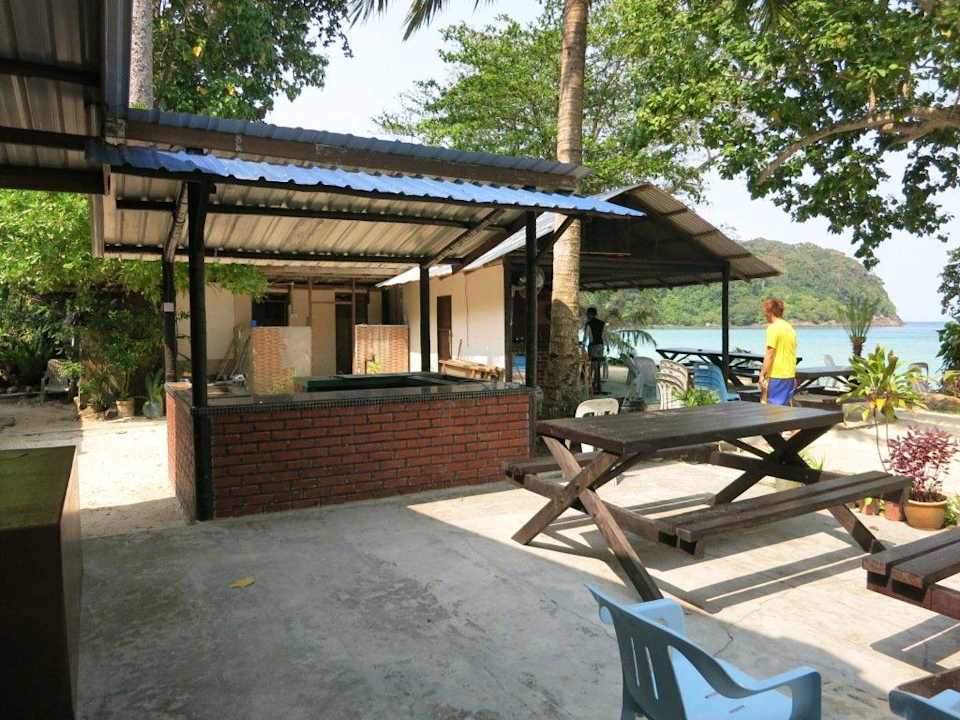 BBQ und Bar im Hintergrund Tenggol Island Beach Resort