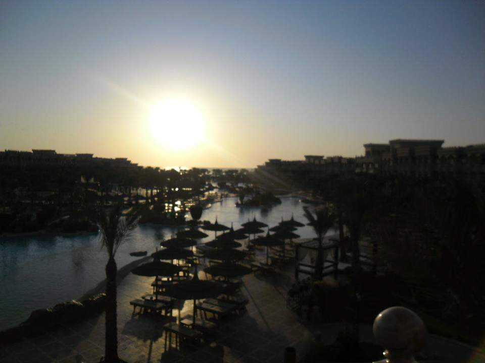 Sonnenaufgang - sicht über Poolanlage Pickalbatros Palace Resort