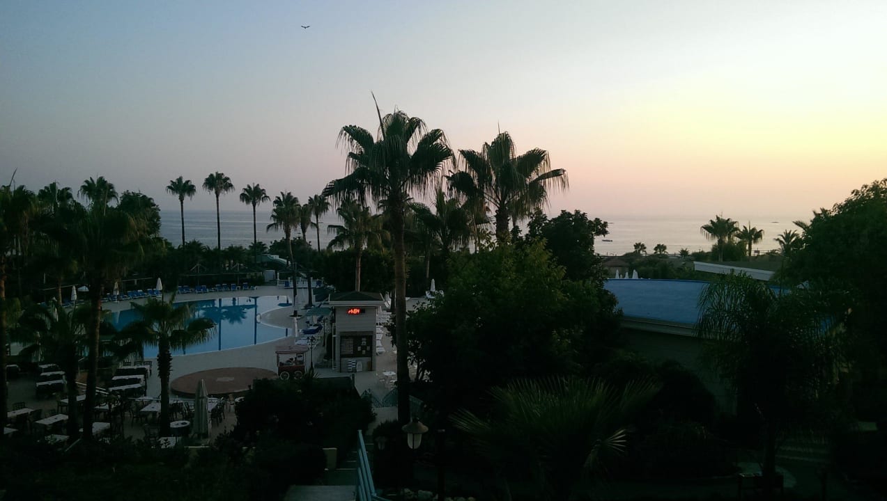 Ausblick auf die Poolanlage Iz Flower Side Beach Hotel
