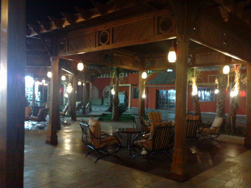 Sitzgelegenheiten vor dem marokkanischen Restaurant Pickalbatros Alf Leila Wa Leila Resort - Neverland Hurghada