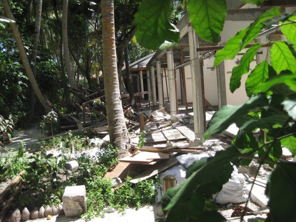 Und noch eine Baustelle Vilamendhoo Island Resort & Spa
