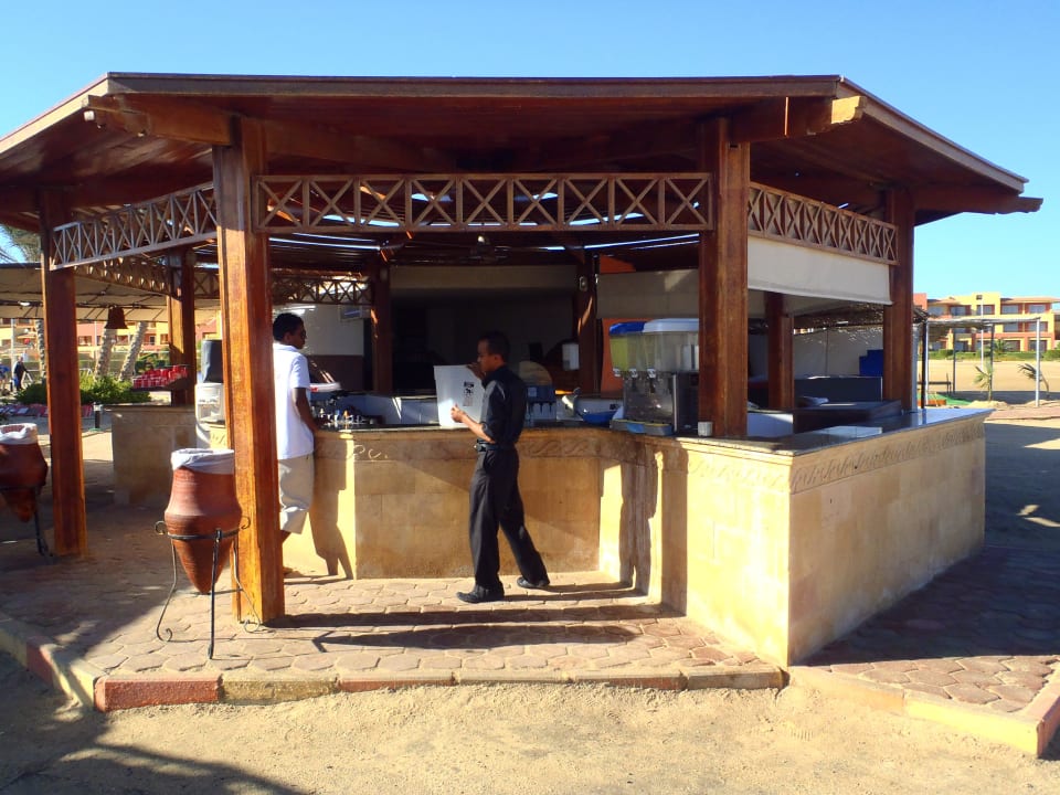 Beach bar Malikia Resort Abu Dabbab