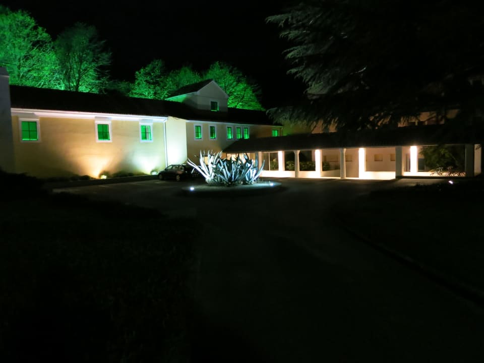 Einfahrt bei Nacht Falkensteiner Hotel Adriana