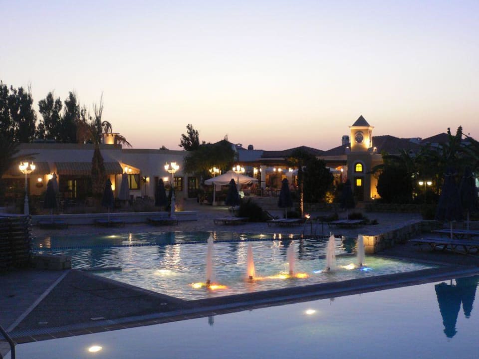 Hauptpool am Abend Neptune Luxury Resort