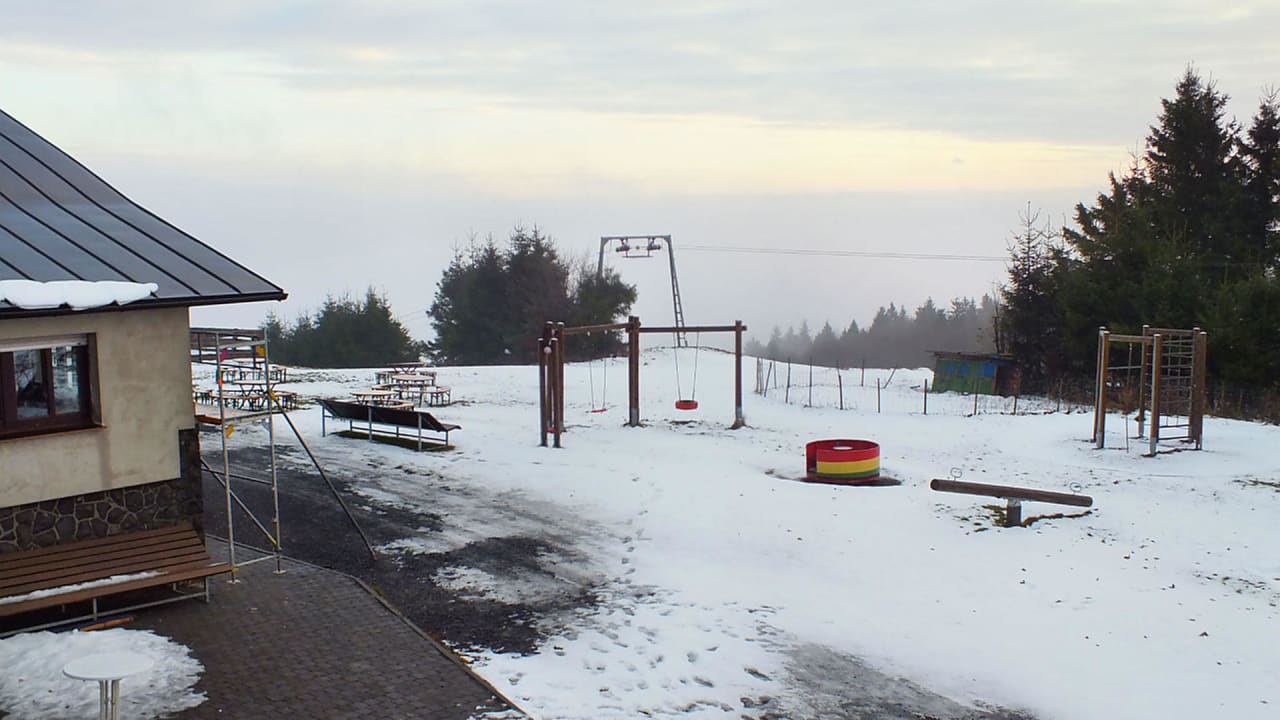Links Gasthof, rechts Spielplatz und Skilift Gasthof Kissinger Hütte