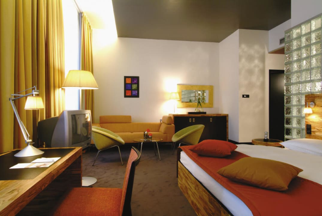 Junior Suite (aktuell alle mit LED Flachbild-TV) Mövenpick Hotel Berlin