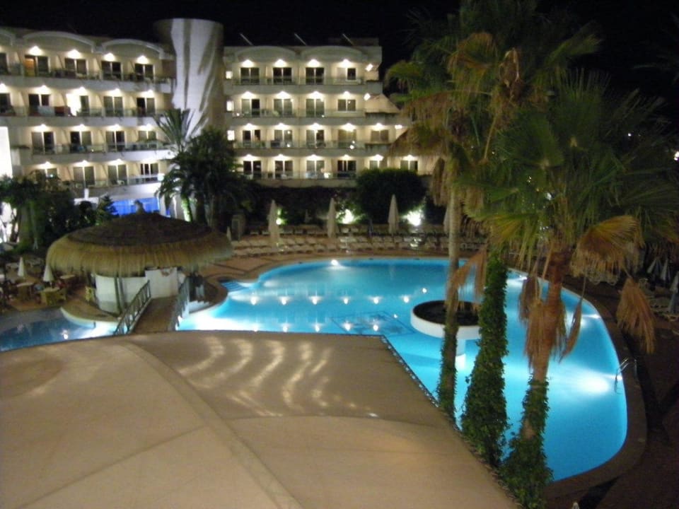 Pool bei Abend BG Hotel Rei del Mediterrani Palace