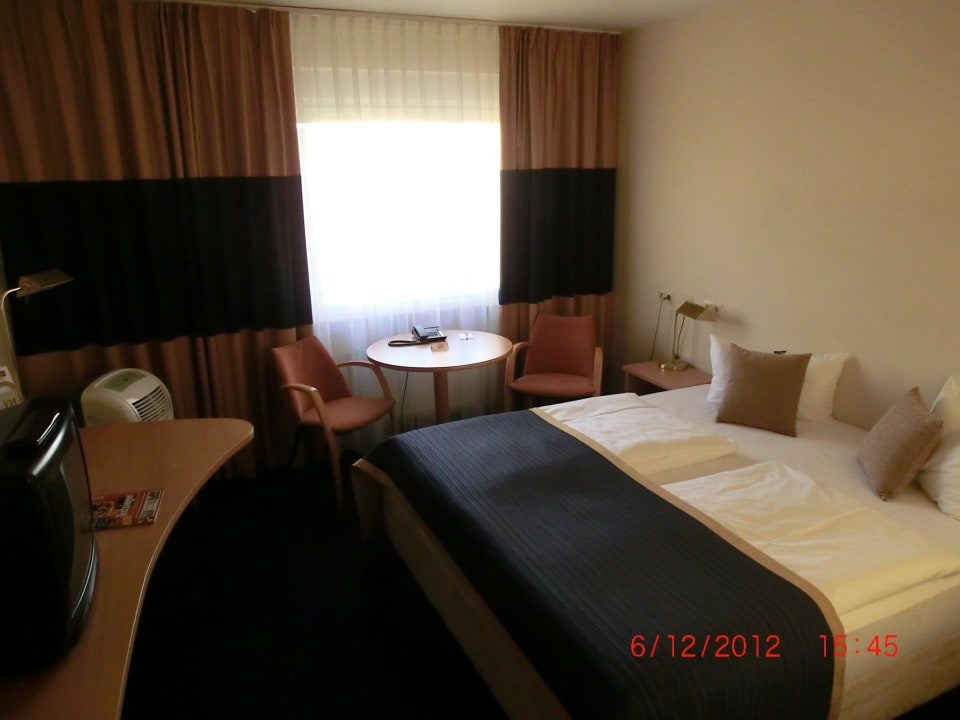 Doppelbett und Sitzgelegenheit Tryp by Wyndham Bremen Airport