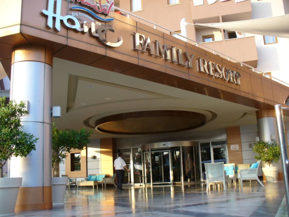 Eingang Hane Family Resort