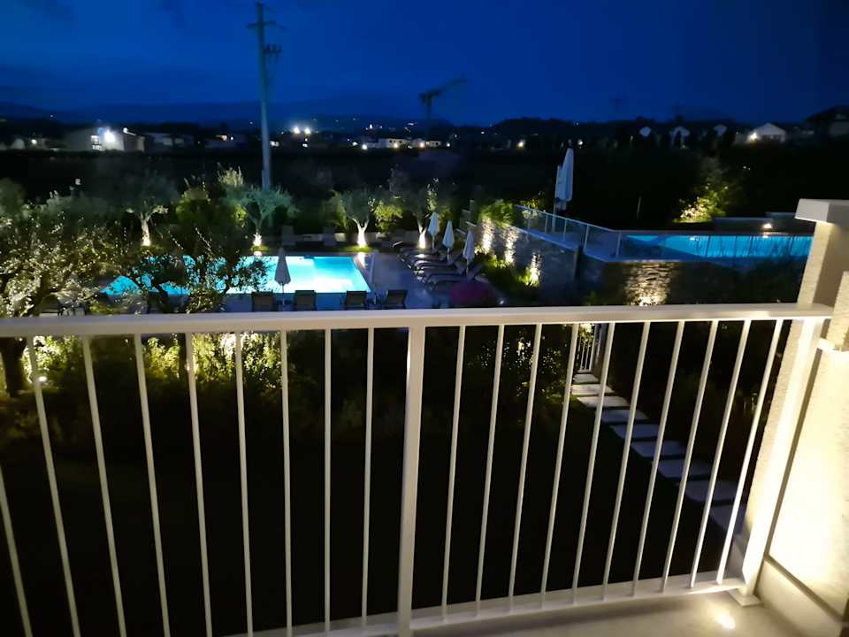 Pool Re Ottone Rooms